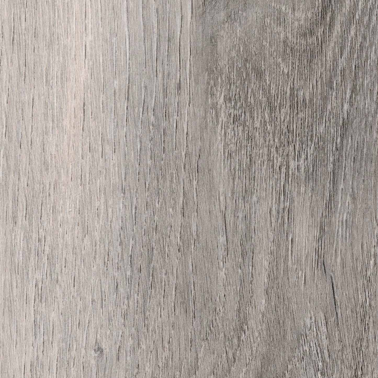 Graue Holzoberfläche mit feiner Maserung, die an natürliche Holzstrukturen erinnert. Das Muster verleiht dem Boden ein elegantes, modernes Aussehen.