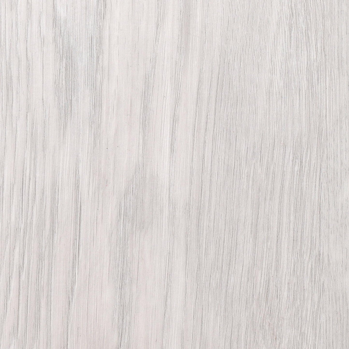 Heller Holzboden mit feiner, natürlicher Maserung in Grau- und Beigetönen sorgt für eine elegante und moderne Optik.