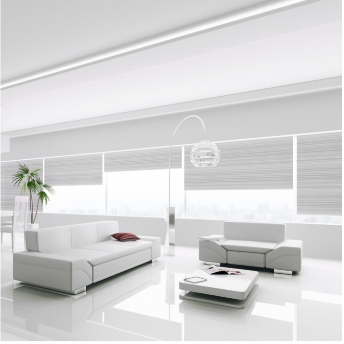 Weisse, moderne Wohnzimmereinrichtung steht auf einem glänzenden Boden. Eine Sofagarnitur und Couchtisch werden von grossen Fenstern umgeben. Eine Stehlampe und Palme ergänzen den minimalistischen Stil.