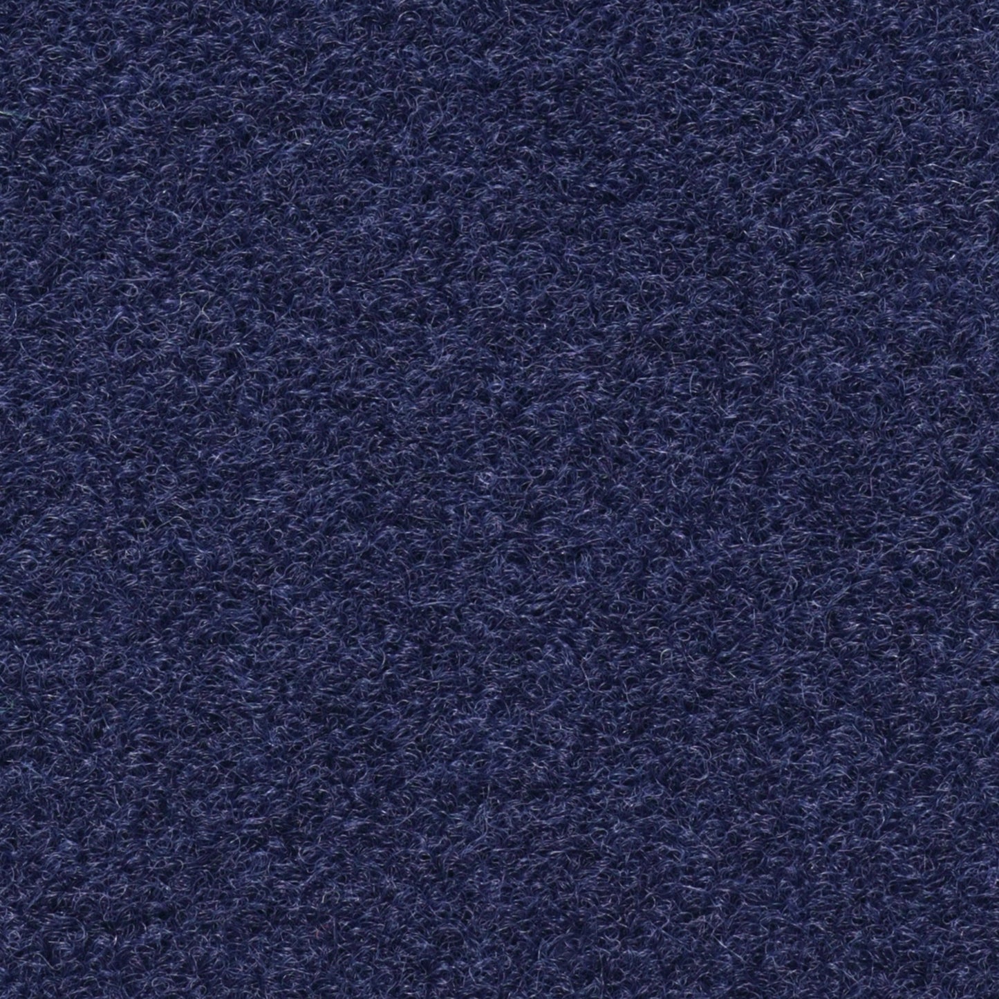 Dunkelblauer Teppichboden mit dichter, strukturierter Oberfläche wirkt gleichmässig und samtig. Ideal für Wohn- oder Geschäftsräume, verleiht eine elegante und ruhige Atmosphäre.