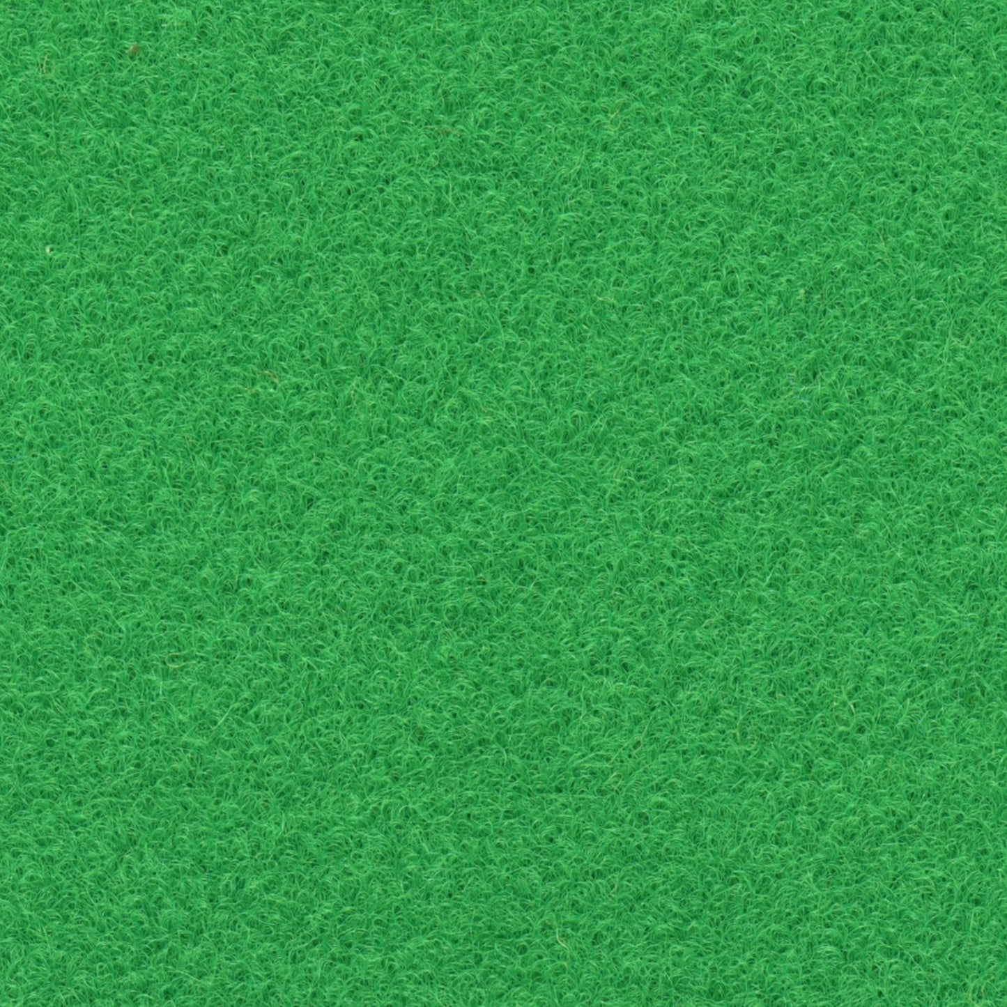 Grüne, texturierte Teppichoberfläche mit sichtbaren Fasern, präsentiert als gleichmässig verlaufender Bodenbelag.