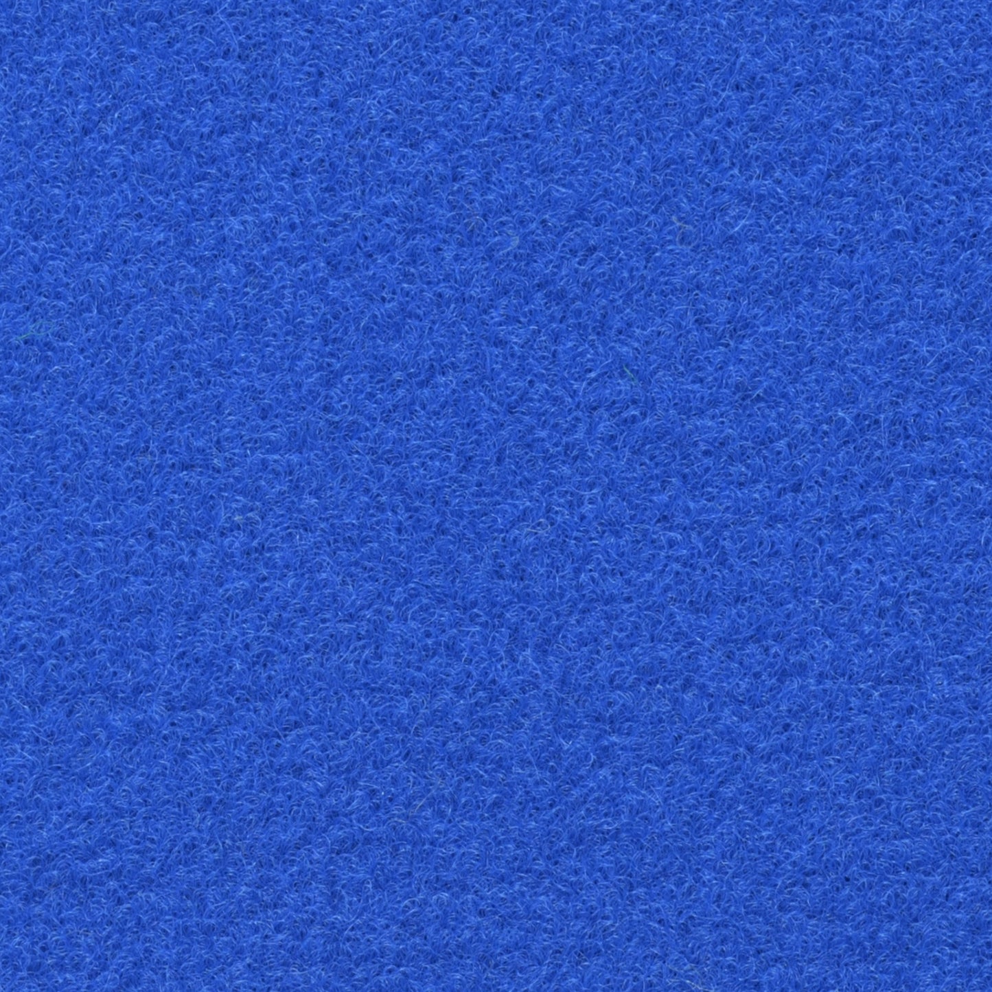 Blaue, flauschige Teppichoberfläche mit feiner Textur, ideal für Innenräume, schafft eine warme Atmosphäre.
