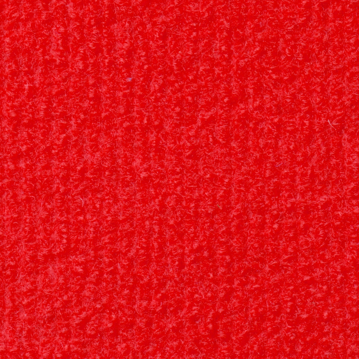 Ein leuchtend roter Teppich zeigt eine dichte, gleichmässige Textur aus feinen Fasern.