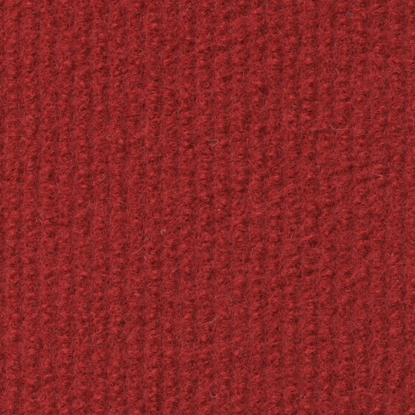 Roter, gestrickter Teppich mit gleichmässiger, gerippter Textur und aus feinen Fasern gefertigt.