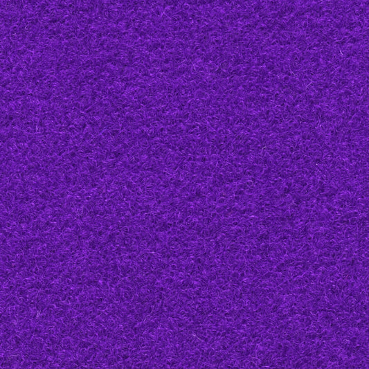 Violetter Teppichboden mit dichter, flauschiger Textur, gleichmässig beleuchtet, füllt den gesamten Bildausschnitt.