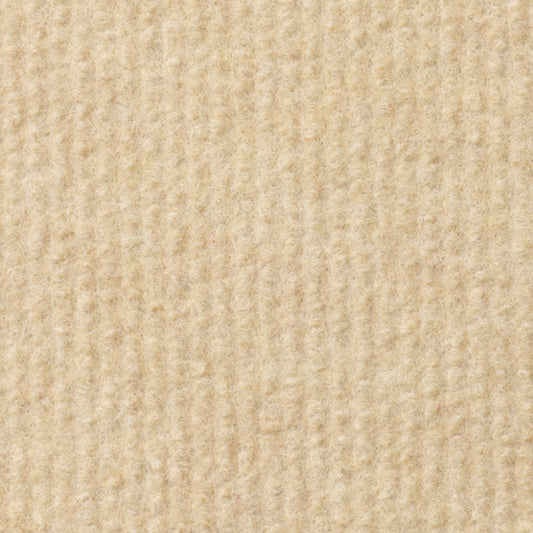 Heller Beigefarbener Teppichboden mit weicher, leicht strukturierter Oberfläche und vertikalen Linien im Wohnraum.