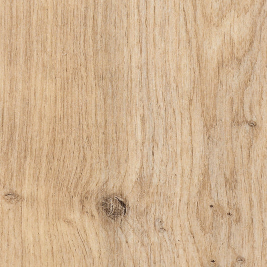 Heller Holzboden zeigt natürliche Maserung und Knoten, schafft eine rustikale und warme Atmosphäre.