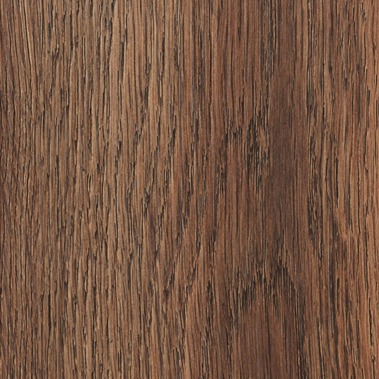 Surface en bois brun foncé avec un grain longitudinal clair. La structure présente des lignes fines et naturelles et des variations de tons de couleur.