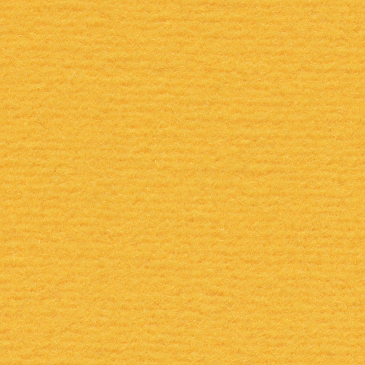 Un tissu en feutre jaune clair présente une texture uniforme avec un gaufrage fin qui s'étend sur toute la surface.
